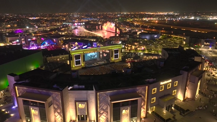 مشهد ليلي للبوليفارد في الرياض، لقطة جوية.