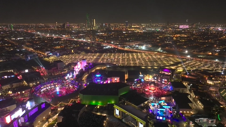 منظر جوي للبوليفارد في الرياض ليلاً، تصوير درون.