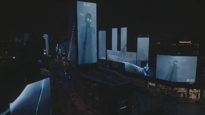 شاشات مضيئة في البوليفارد بالرياض ليلاً، لقطة جوية.