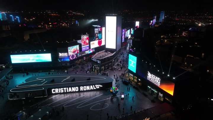 البوليفارد في الرياض ليلاً مع أضواء النيون، لقطة جوية.