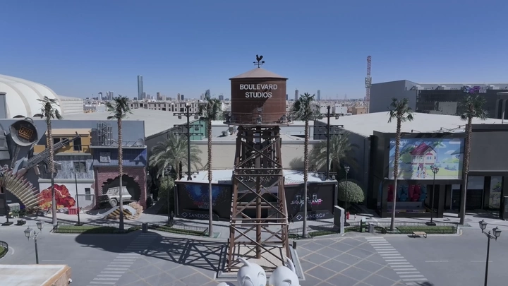 برج مياه في البوليفارد بالرياض، لقطة جوية نهارية.