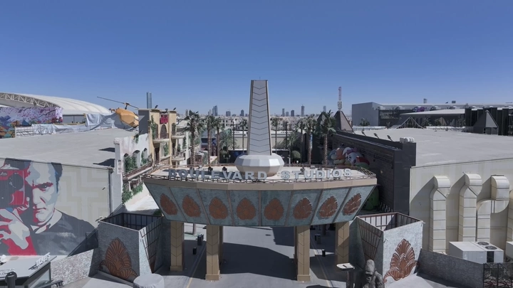 مدخل البوليفارد في الرياض تحت سماء زرقاء، لقطة جوية.