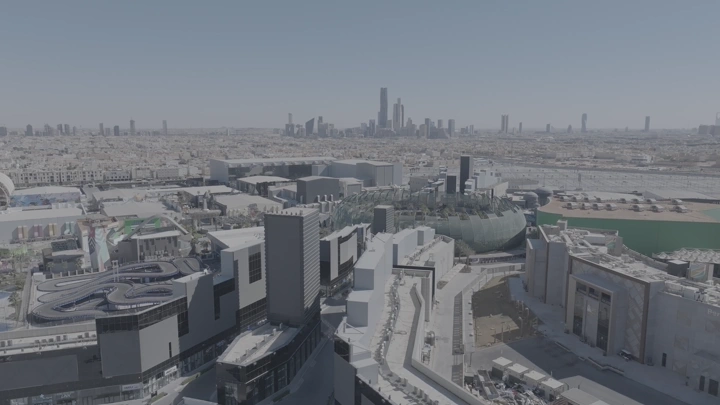 منظر جوي للبوليفارد في الرياض، في وضح النهار.