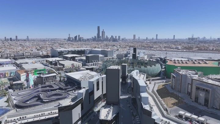 منظر جوي للبوليفارد في الرياض، في وضح النهار، لقطة درون.