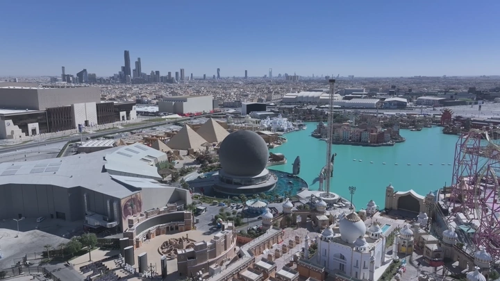 بوليفارد وورلد في الرياض تحت سماء زرقاء، لقطة جوية.