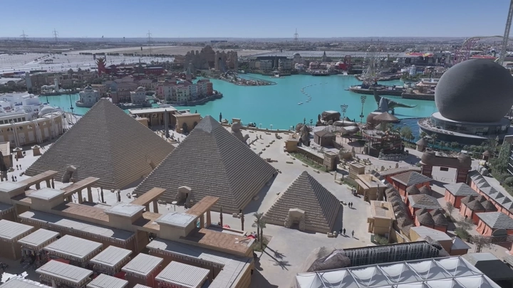 مجسمات أهرامات وبحيرة في بوليفارد وورلد بالرياض، لقطة جوية.