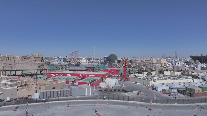 منظر جوي لبوليفارد وورلد في الرياض تحت سماء زرقاء صافية.