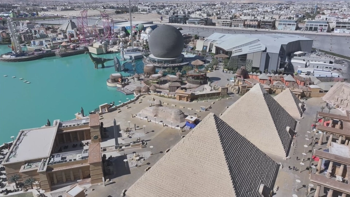 مشهد جوي لبوليفارد وورلد في الرياض يظهر الأهرامات والبحيرة.