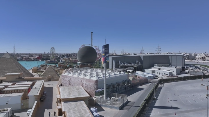 منظر جوي لبوليفارد وورلد في الرياض، يظهر مباني حديثة ومعالم ترفيهية.