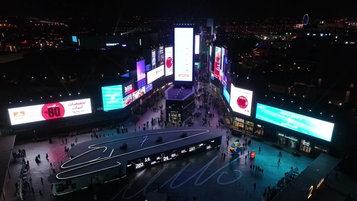 البلويفارد في الرياض ليلاً، منظر جوي.