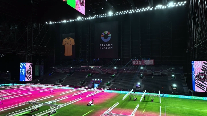 ملعب المملكة أرينا في الرياض، إضاءة ليلية، تصوير داخلي.