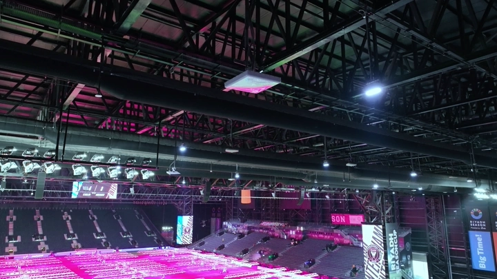 الملعب الداخلي في الرياض مع إضاءة ملونة، لقطة من زاوية مرتفعة.