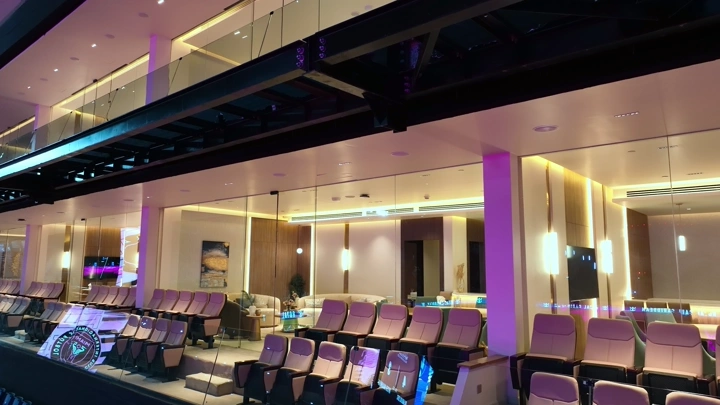 منطقة جلوس فاخرة في ملعب المملكة أرينا بالرياض، لقطة داخلية.