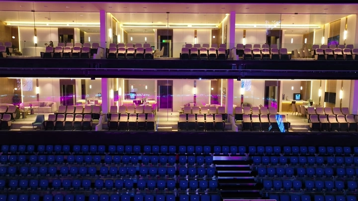 مقاعد فاخرة في ملعب المملكة أرينا بالرياض، لقطة ليلية.