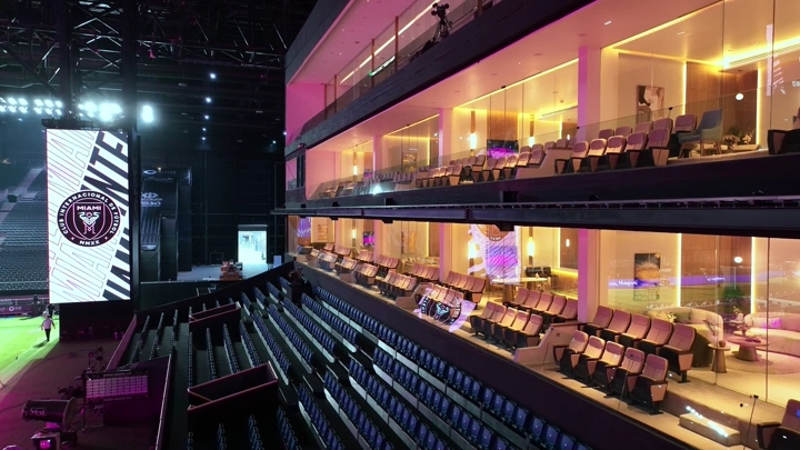 مقاعد فاخرة في ملعب المملكة أرينا بالرياض، لقطة داخلية.