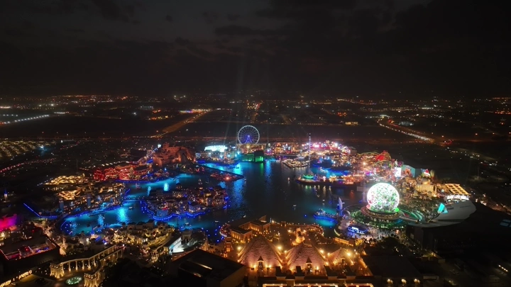 عرض جوي لبوليفارد وورلد في الرياض ليلاً، إضاءة مبهرة.