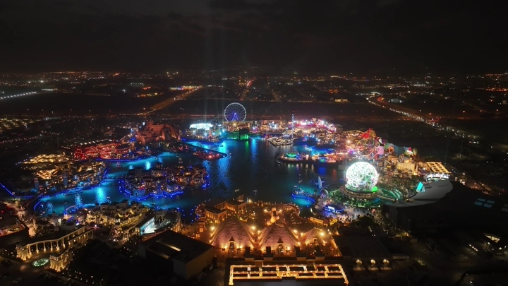 منظر جوي لبوليفارد وورلد في الرياض ليلاً، إضاءة زاهية وألعاب ترفيهية.