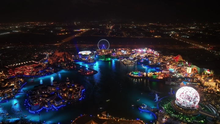 منظر جوي لبوليفارد وورلد في الرياض ليلاً، بإضاءة ملونة.