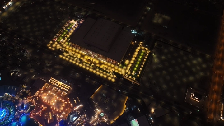 لقطة جوية لملعب المملكة أرينا في الرياض ليلاً، تظهر الأضواء الساطعة.