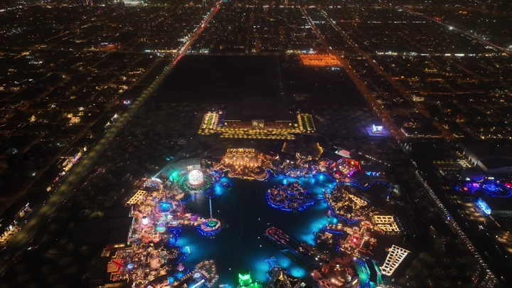 منظر جوي لبوليفارد وورلد في الرياض ليلاً، إضاءة ملونة.