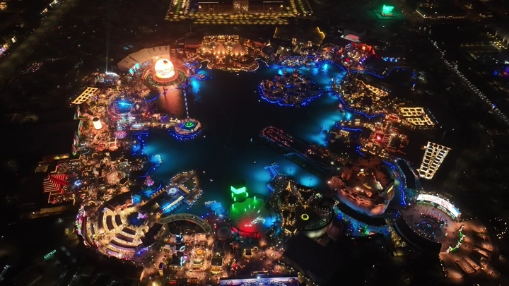 عرض جوي لبوليفارد وورلد في الرياض ليلاً، مشهد مضاء بالألوان.