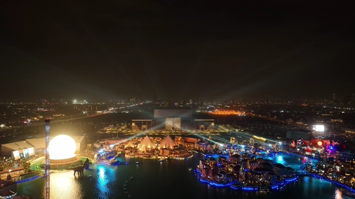 عرض جوي لبوليفارد وورلد في الرياض ليلاً، مشهد مضاء بالأضواء.