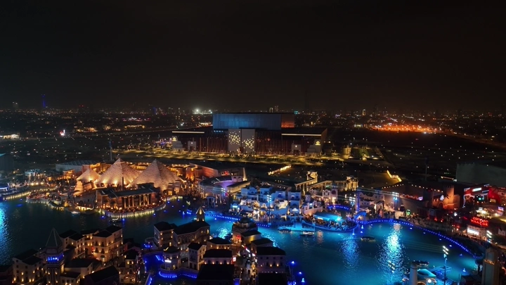 بوليفارد وورلد في الرياض ليلاً، منظر جوي.