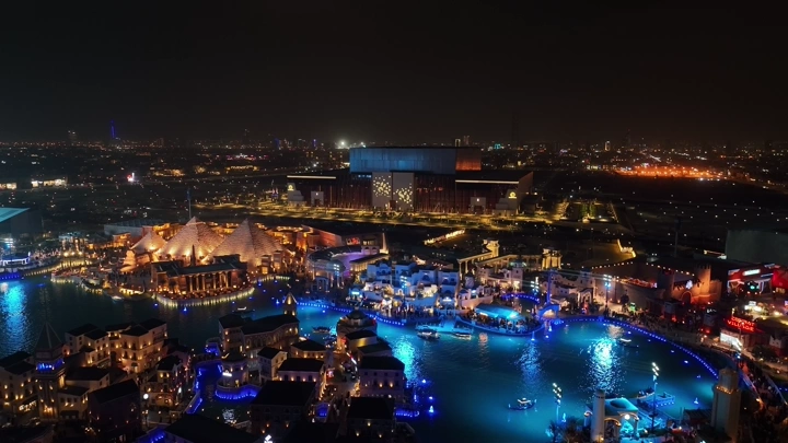 منظر جوي لبوليفارد وورلد في الرياض ليلاً، بإضاءة زرقاء ساحرة.