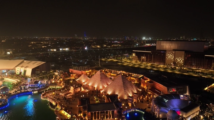 بوليفارد وورلد في الرياض ليلاً، لقطة جوية.