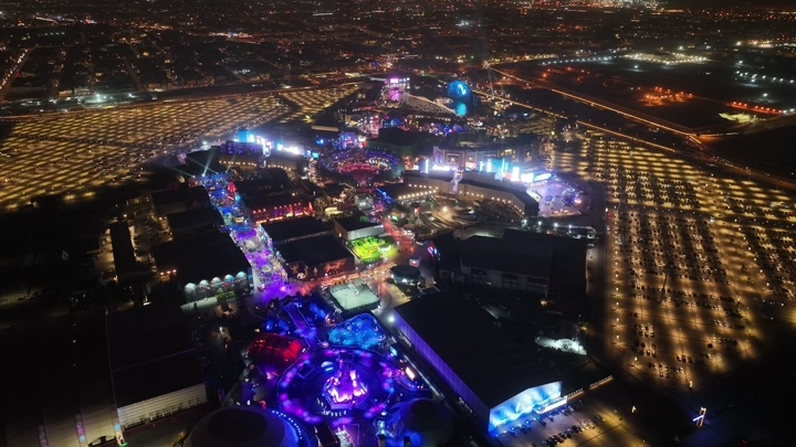 منظر جوي للبوليفارد في الرياض ليلاً، إضاءة ملونة.