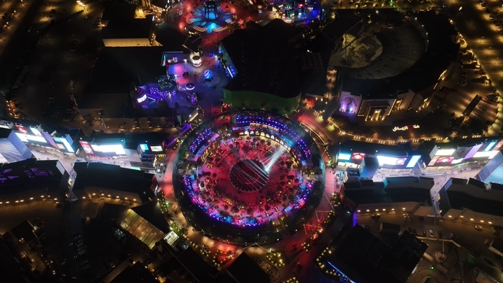 عرض جوي للبوليفارد في الرياض ليلاً، بإضاءة ملونة.