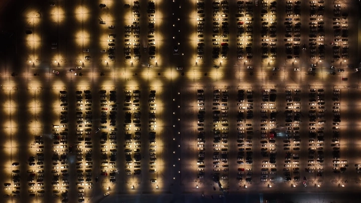 مواقف سيارات مكتظة ليلاً، لقطة جوية.