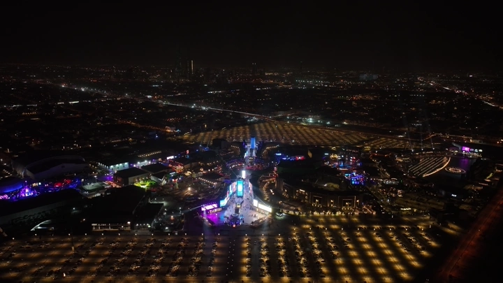 لقطة جوية للبوليفارد في الرياض ليلاً بأضواء ساطعة.