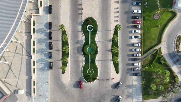 موقف سيارات في مركز الرياض الدولي للمؤتمرات والمعارض، لقطة جوية.