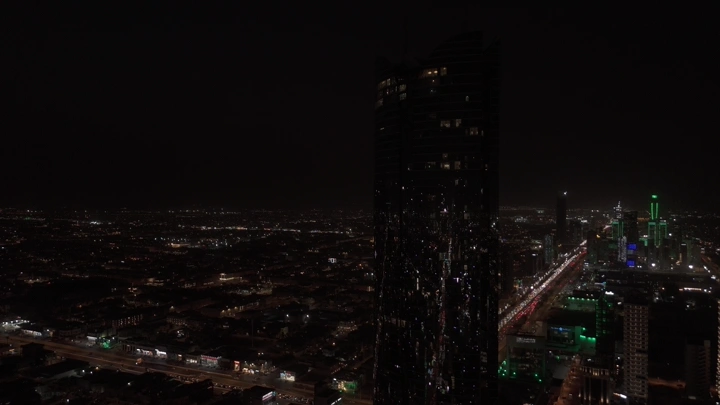 أفق الرياض ليلاً مع أضواء المدينة، لقطة جوية.