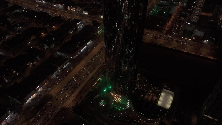 منظر جوي لأبراج الرياض ليلاً مع إضاءة خضراء.