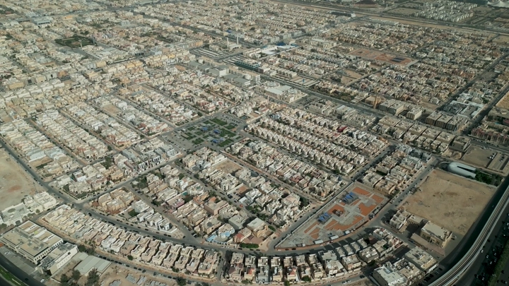 أحياء سكنية في الرياض، لقطة جوية نهارية.