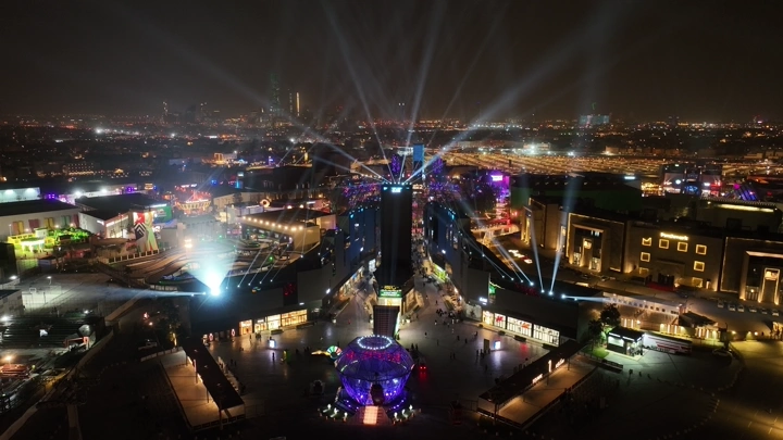مشهد جوي للبوليفارد في الرياض ليلاً مع أضواء ساطعة.