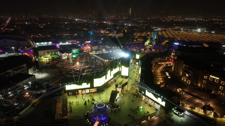 مشهد جوي للبوليفارد في الرياض ليلاً، يظهر الأضواء الساطعة والحشود.
