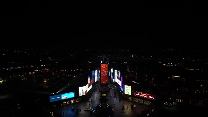 مشهد ليلي للبوليفارد في الرياض، لقطة جوية.