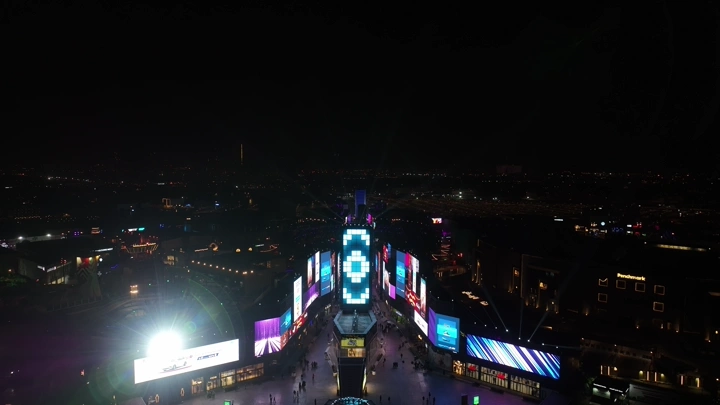 مشهد ليلي للبوليفارد في الرياض، لقطة جوية .