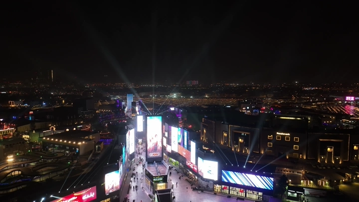 منظر جوي للبوليفارد في الرياض ليلاً، مع أضواء ساطعة.