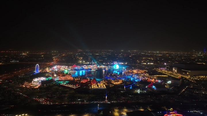 بوليفارد وورلد في الرياض ليلاً، لقطة جوية.