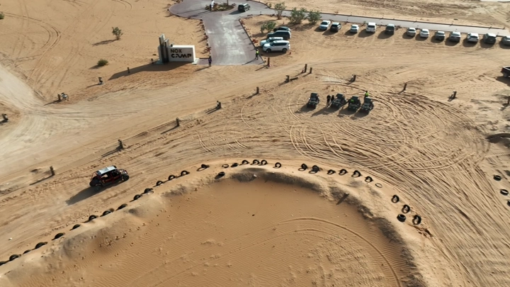 مسارات تطعيس في الصحراء، لقطة جوية.