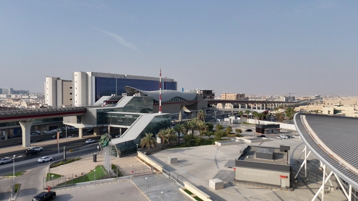 محطة قطار حديثة في الرياض، لقطة جوية نهارية.