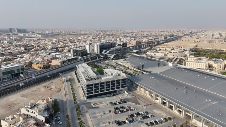 منظر جوي لمحطة قطار في الرياض، في يوم مشمس.