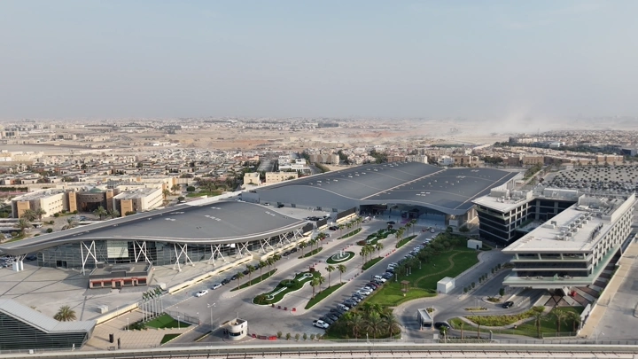 مركز الرياض الدولي للمؤتمرات والمعارض في النهار، لقطة جوية.