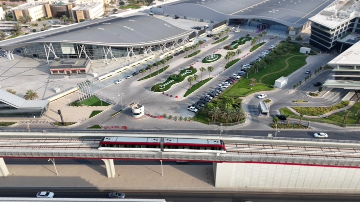 مركز الرياض الدولي للمؤتمرات والمعارض مع مرور قطار أمامه، لقطة جوية.