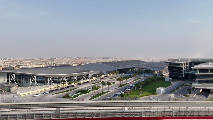 مركز الرياض الدولي للمؤتمرات والمعارض مع مرور قطار أمامه، لقطة من الجوية .