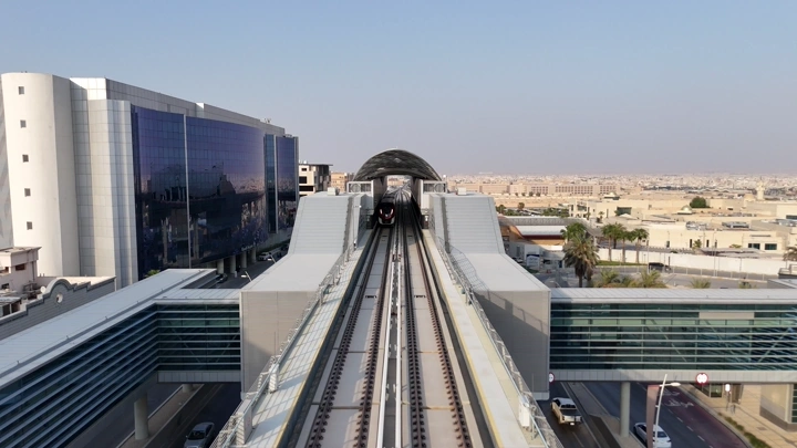 مركز الرياض الدولي للمؤتمرات والمعارض مع مرور قطار أمامه، لقطة جوية.